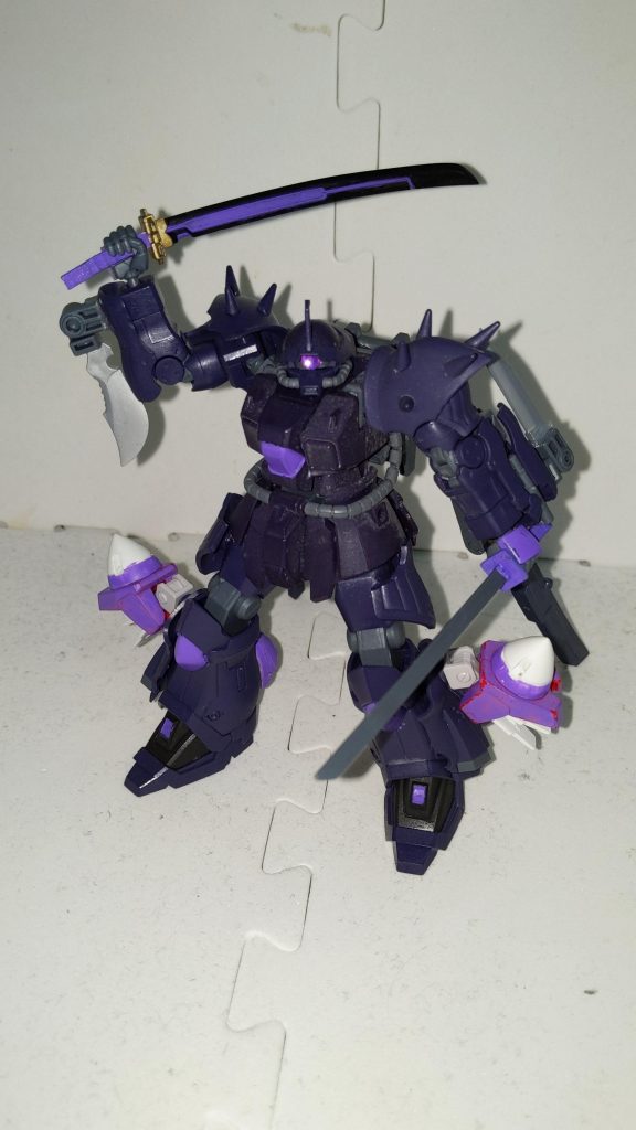 イフリートナハト・アメジスティアーシグレ・ソウスケの愛機、イフリートナハト紫暮の改良型。機体名称のアメジスティアーはアメジストと涙を意味するティアーの造語。意訳すると「紫水晶の涙」。外見上の変更点は脚部側面の放熱フィンと一体化した疑似太陽炉ツインドライヴ。(リボーンズガンダムからの流用)シンプルな改造だが、GN粒子の通信妨害効果とイフリートナハトのジャミングが非常に噛み合っていて厄介。さらにGN粒子の力により重力下でも浮遊できるのでほぼあらゆる環境で使える上に重力の影響が軽減された事により飛躍的に機動力がアップしている。バージョンアップに際してEXAMの代わりにトランザムを採用。なお、本機は常時疑似太陽炉から紫色のGN粒子を放出しているが、不具合やバグなどではない。トランザム時には機体が幻想的に揺らめく紫色の光を纏う。この状態を「リィラトランザム」と呼称する。(リィラはドイツ語で藤色という意味。厳密には紫と少し違うがイメージ優先)