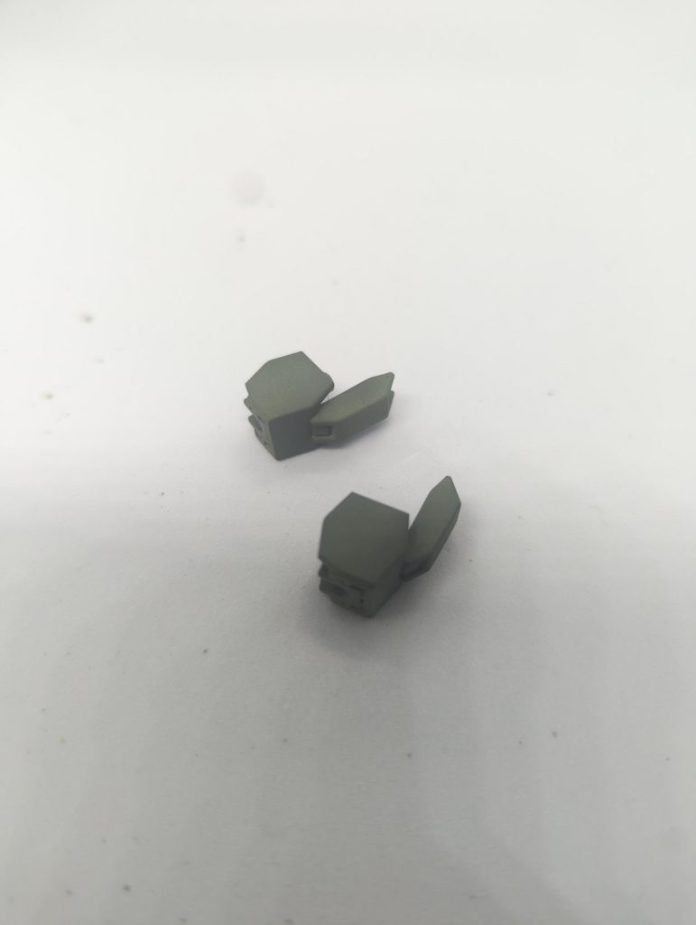 なお短足化ですが足首と脛を繋ぐこのパーツ取っ払って脛に直接足首ぶっ刺すだけと完全に無加工で出来るためデミトレのスタイルが良すぎると感じる場合はかなり効果的だと思います。