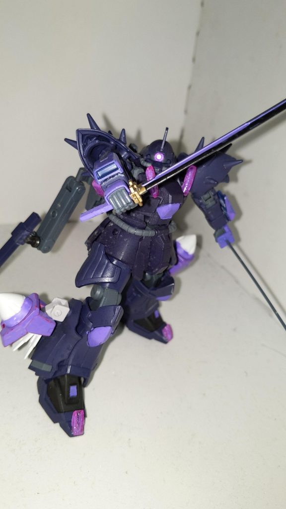 イフリートナハト・アメジスティアーフリューゲルの万能サポート役兼技巧派、シグレ・ソウスケの愛機「イフリートナハト紫暮」の強化形態。原型機との変更点は、両脚部の放熱フィンと一体化した疑似太陽炉によるツインドライヴシステムと機体各所の紫色のクリアパーツ、さらに両腕部のビーム砲とビームダガーの機能を併せ持つ複合武装ガントレットユニットである。強化改造に際してEXAMはトランザムに変更されていてさらに原型機の換装機能をそのまま引き継いでおり、その上GN粒子の通信妨害効果とイフリートナハト本来のジャミング機能はこれ以上無いくらいにシナジーが高く、搦め手を得意とするシグレのガンプラとしては非の打ち所がない性能を持つ。余談だが、本機は常に疑似太陽炉から紫色のGN粒子を放出しており、トランザム時も紫の光を纏う。運営曰く、不具合やバグなどではないとの事。この紫色の光を纏うトランザム状態は機能面では通常のトランザムと変わらないがリィラトランザムと呼称される。