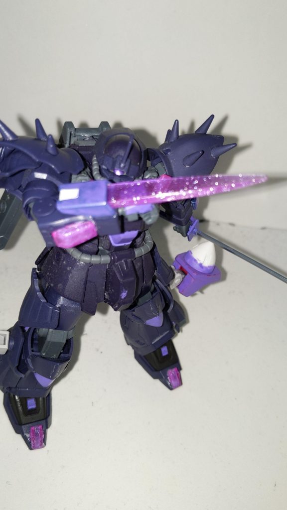 両腕部複合武装ガントレットからはこのようにビームダガーを発生させたり近距離から中距離でビームを放ち、敵の意表を突く射撃ができる。イフリートナハト紫暮の腕部武装を統合しつつ軽量化した結果出来上がった装備。