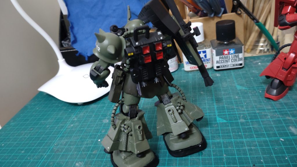 バックパックはプラ板とジャンクパーツからなんとなくそんな雰囲気に。脚部も同様で一番時間がかかりました。