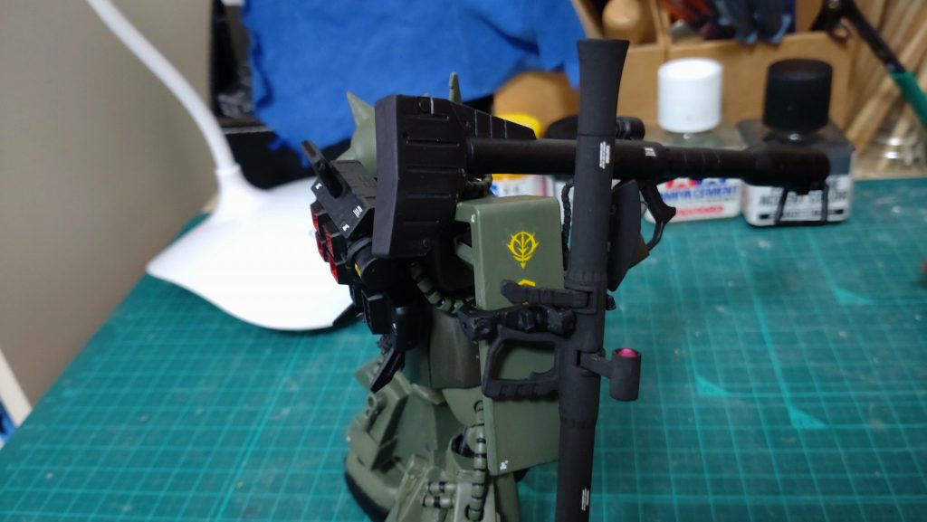 武器ラックはジョニー・ライデンのパーツをコピーして使用。カラーは明るい緑は自衛隊グリーン、濃い緑はダークグリーン。全てタミヤカラー使用での筆塗りです。