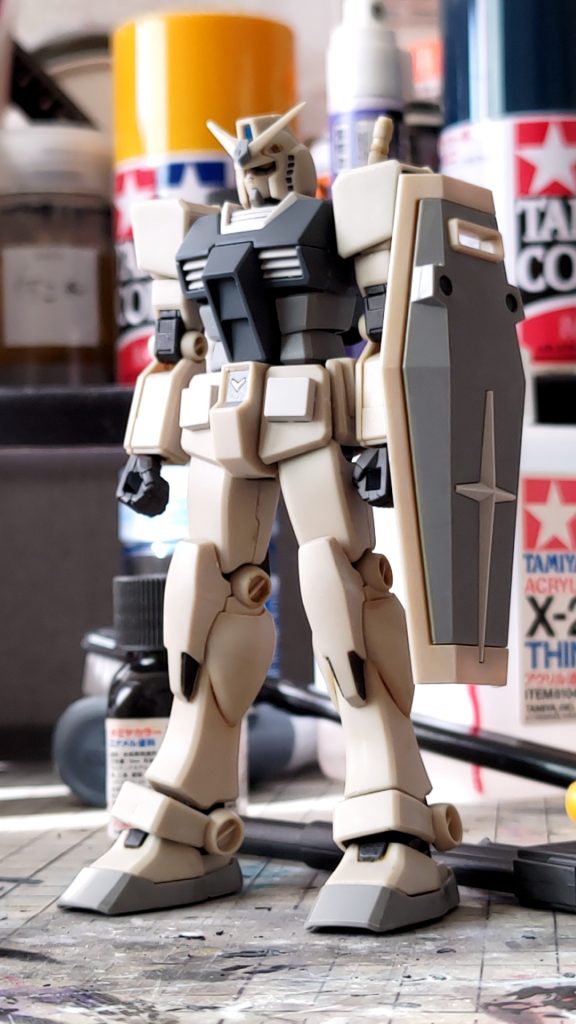 ブースで撮影前に一枚、マッドなボディがキレイですねぇ(まあつや消し吹いただけだし…)そしてこのサンドカラーのカッコよさよ…あ、武装無ぇ感想言わせてほしいのですが、何かの間違いでパーツえぐったりすると修正が面倒なんだろうな、といったイメージです、うっかり白化させちゃっても塗装で誤魔化さずになるべく直さないとならないしそこら辺は大変ですね。まあ、そこは自分が下手だと言うことで解決ですね…?初めてのGANSTAなので色々とわからないことだらけでしたが、最後まで見ていただいてありがとうございました!沢山書いて慣れていきたいですねもし今後私を見つけたらその時はまた、よろしくお願い致します!