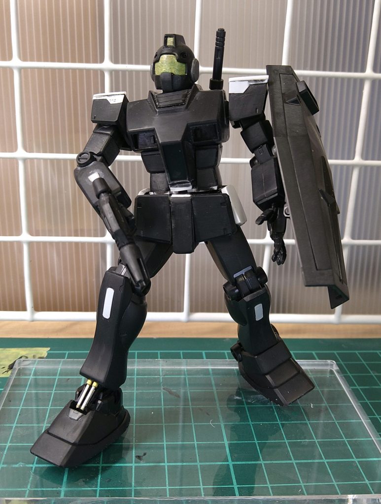 制作ストーリーにも書きましたが始めてのエコプラいつものキットとは少々感覚が違いました。まずはプラ素材自体が柔らかく感じました。強度の問題はなさそうですがヤスリがけの削りカスが普段より多く感じました。頭部バイザー部分は後ハメ加工なしのマスキングで挑みました。マスキング自体は成功したのですがクリアパーツ裏打ちの1部にエコプラの色が透けてしまいました。(しかも中央にっ!)ここ以外の内側はシルバーで塗装していたのに・・・不覚・・・