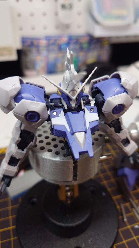 肩の省略されているシリンダー部分をランナーの端材と1ｍｍのプラ棒で作成しプラ板で胸部に追加、メタルパーツもプラスしてます(*'▽')