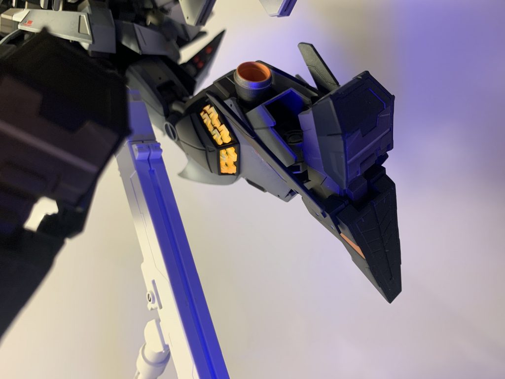 ペーネロペーほどでは有りませんが、映画でクスィーもミノフスキー・クラフトが発光している場所があったので、蛍光オレンジで発光を表現。