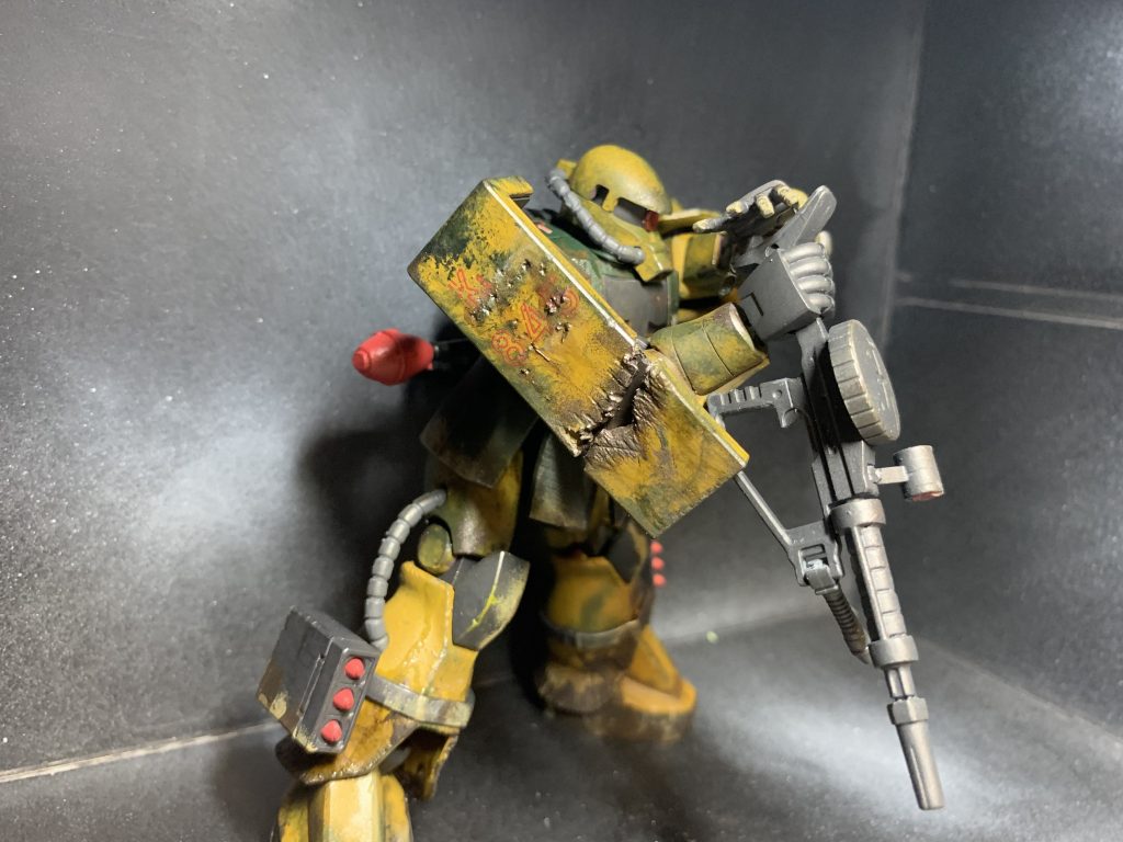 ヒルドルブにザクマシンガンを撃ち込むシーンぽく撮って見ました。(あまりそうみえない)雰囲気だけでも伝われば嬉しいです。