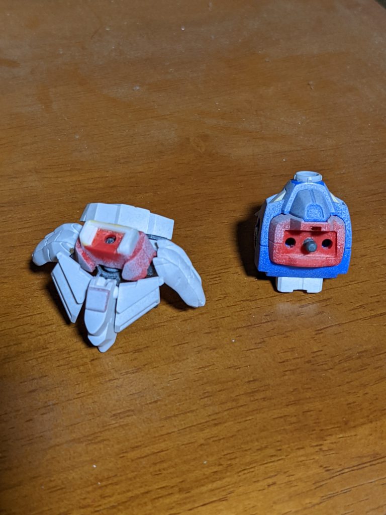 胴体部はピンを切りボールデンアームアームズの軸を入れています。元々の接続部分に空白ができるので、空白を埋めるようにプラ材で周りを覆うようにしています。