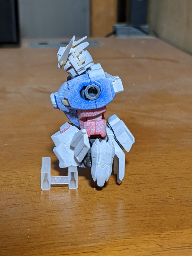 上記の改造のおかげで僅かですが、上半身を屈めるようになりました。胴体のパーツ分割や接続の作りからして、元々こうすることを見越していたのかもしれませんね。