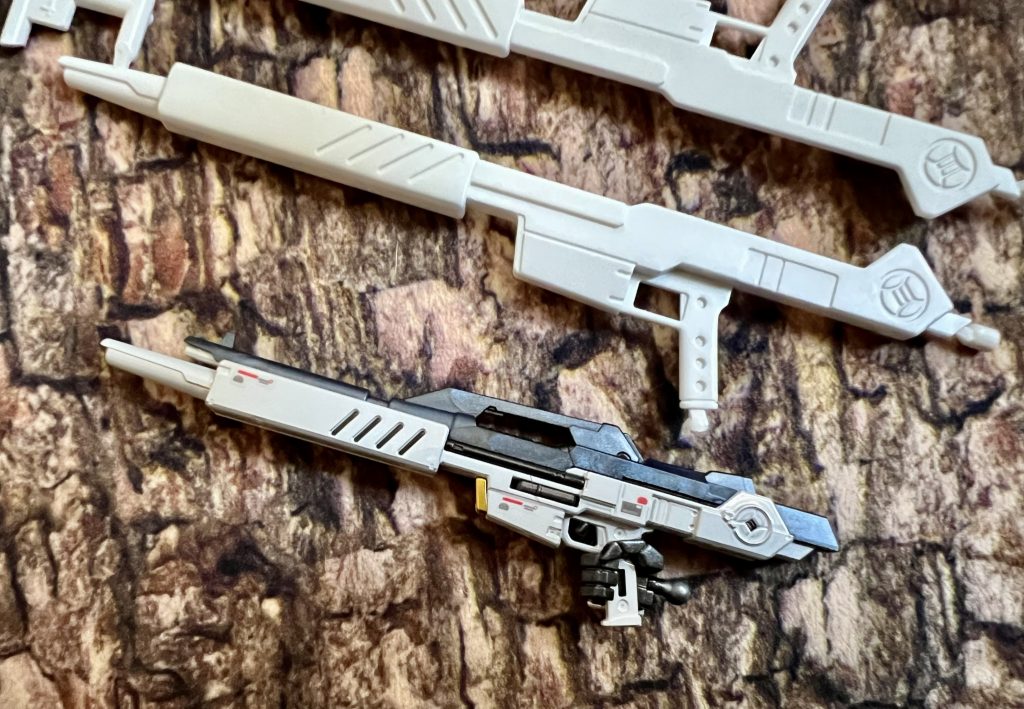 たまたま持ってた1/100の旧キットパーツと比較。当時のキットのディテールも大健闘してますが、やはり30年も経つと進化しますね。