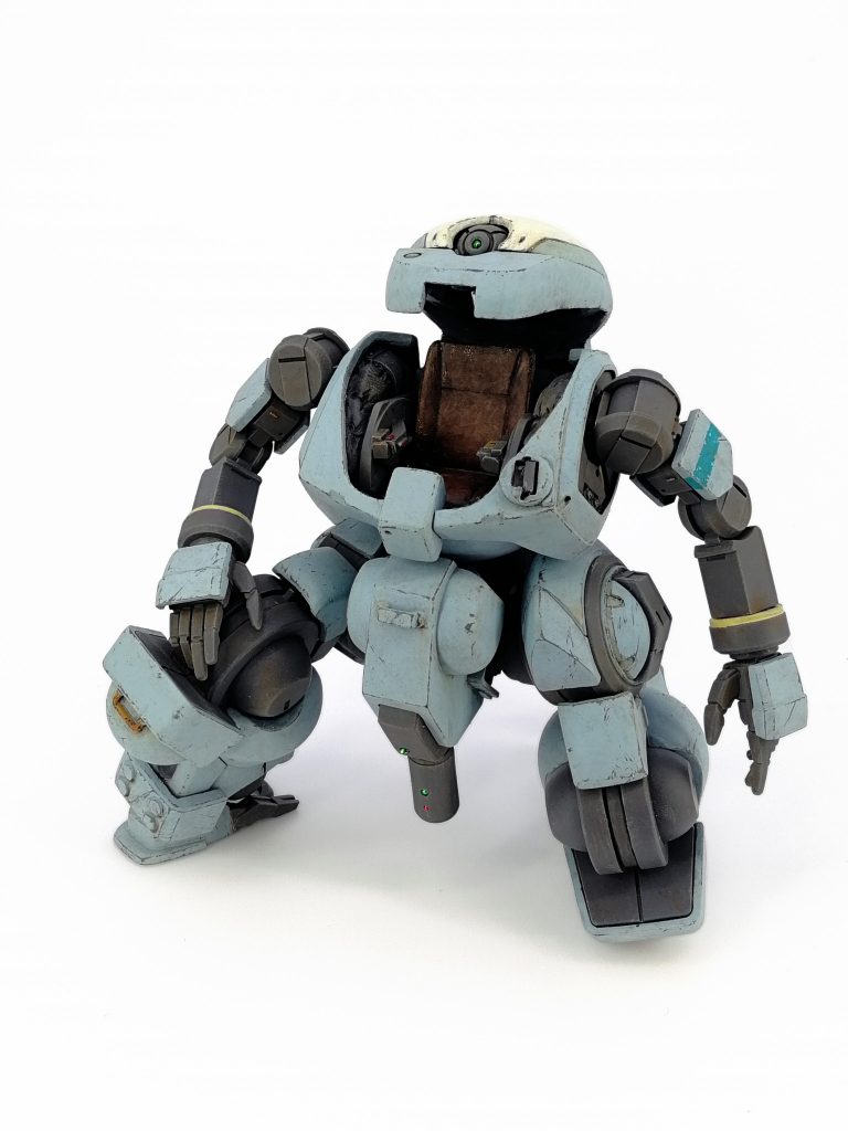 襟部分で切り抜いて可動別パーツ化していてコクピットハッチと中に仕込んだコクピットを展開可能。