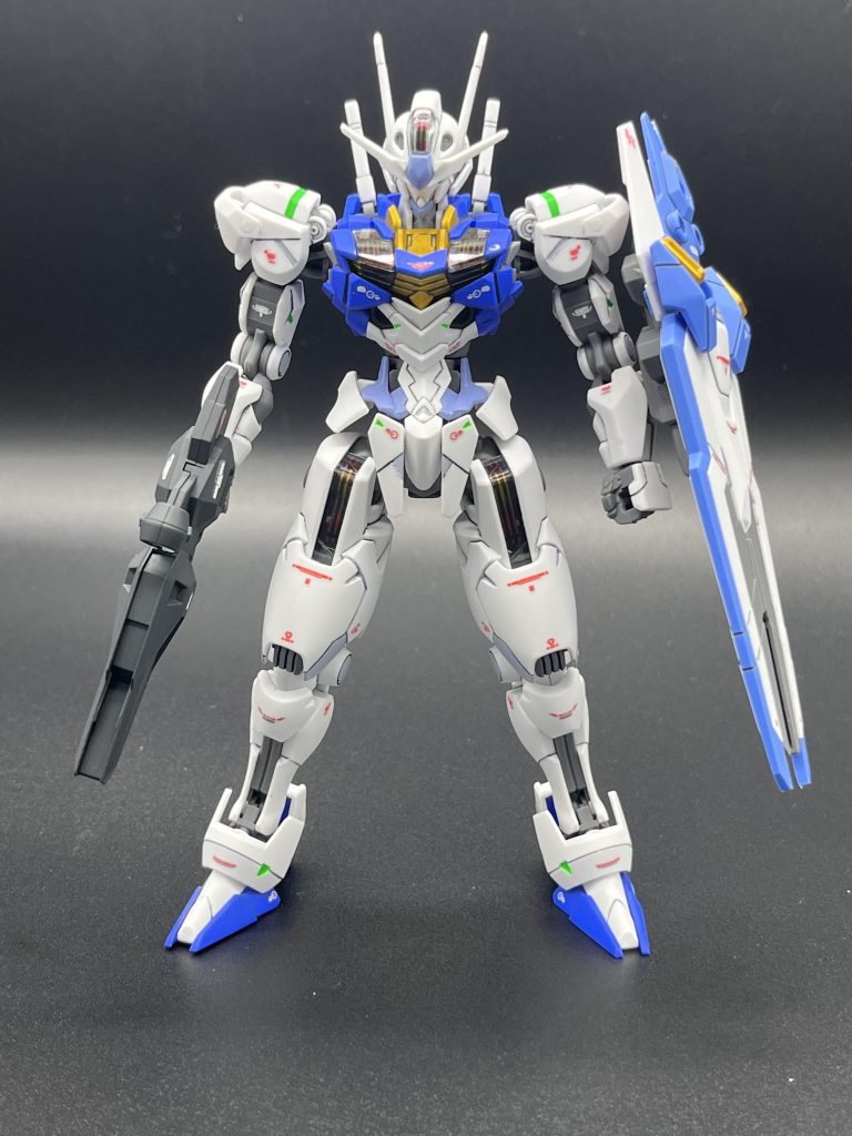 前面。今回は水転写デカールも使いました。胸部のデカールが片方剥がれているのは撮影後に気づきましたのでご愛嬌ということで(´^ω^`;)