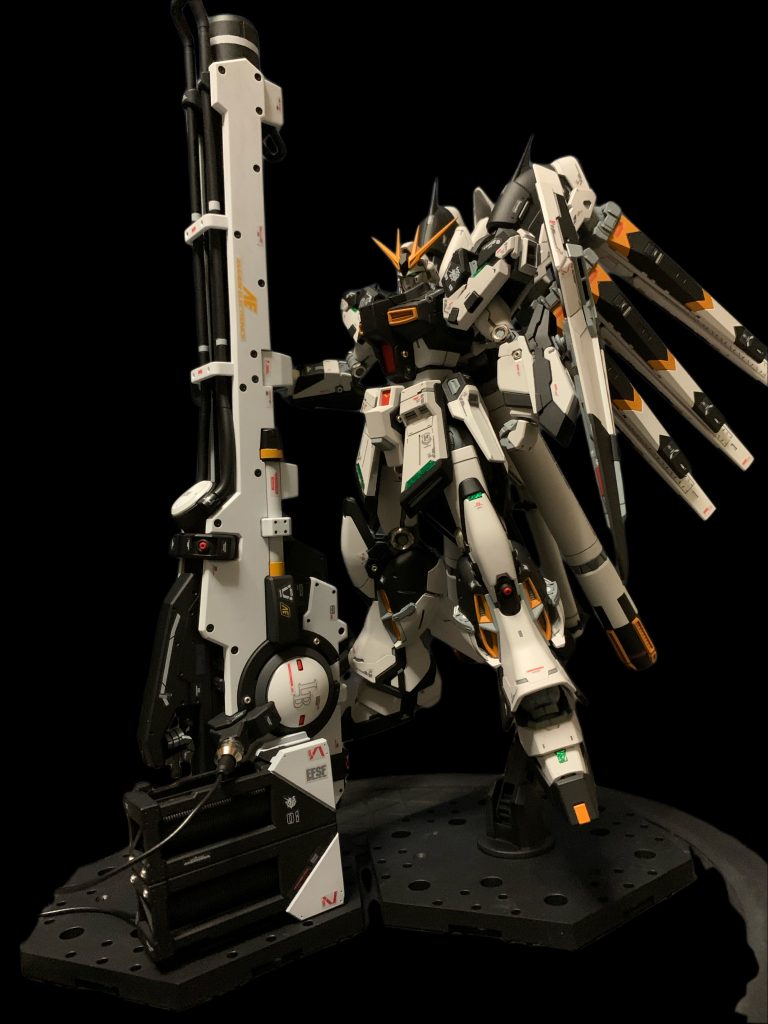 アクションベースに接続するとよりデカさが際立ちますね。