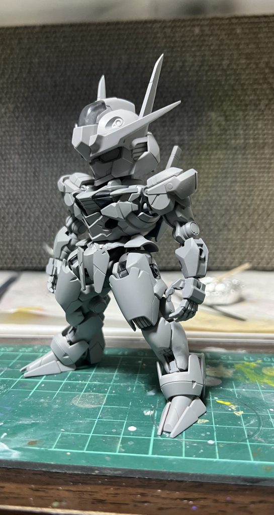 アンテナをシャープ化してパテ加工した箇所も修正して本サフを吹きました。この後も少し修正が入りました。