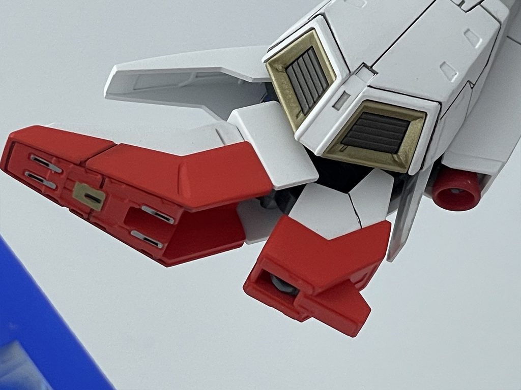 ちょこっとだけ足裏も4アーティストマーカー(シルバー&ゴールド)で塗装。つや消しトップコート後に黒のスミ入れ。見た目はクレードル充電器の対応端子。