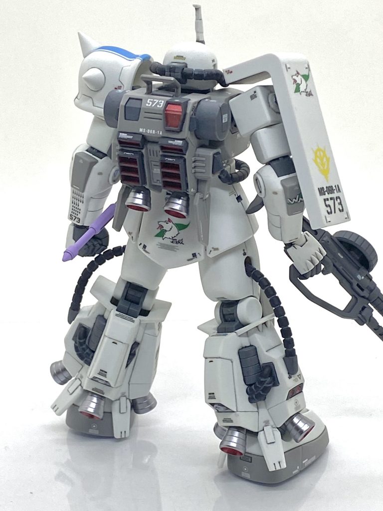 RG用のデカールがありましたのでショルダーアーマーのブルーのラインを貼るのですが・・・凹凸があるから非常に密着せずこちらはマークソフターを使い慎重にやりましたがマークソフター使うとデカールがかなり柔らかくなってしまうので案の定ラインが切れてしまいました。なので、よーく乾かしてからその部分に数字やジオンマークを上から貼って誤魔化しています。他にもマシンガンやバズーカの白ラインや肘の丸の中にある青い三角のマークは非常に貼りにくく慎重に作業しました。デカール位置はジョニーライデン機となるべく同じ位置、マークにし白狼マークも多数貼っています。