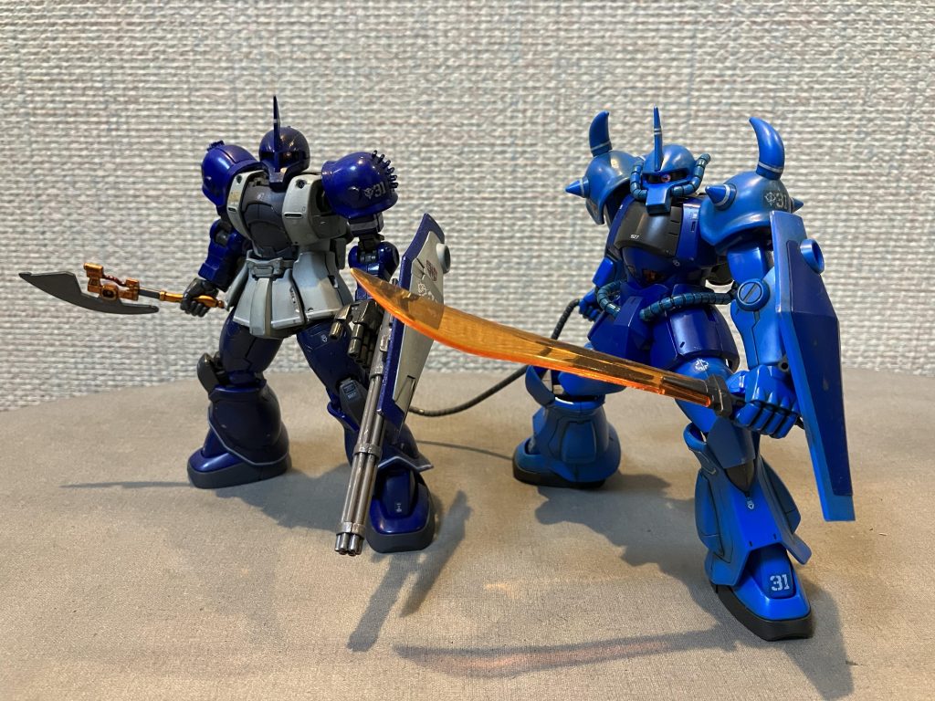 グフ（素組み）と並べてみました。もう少し薄いブルーで塗装しても良かったかもしれません😅