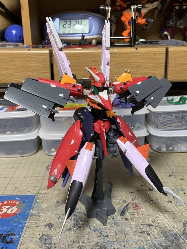 全身に細々と突起を付けたりプラ板貼ったり。ビームキャノンはマルコシアスのパーツをメインに砲身を取り付けてます。