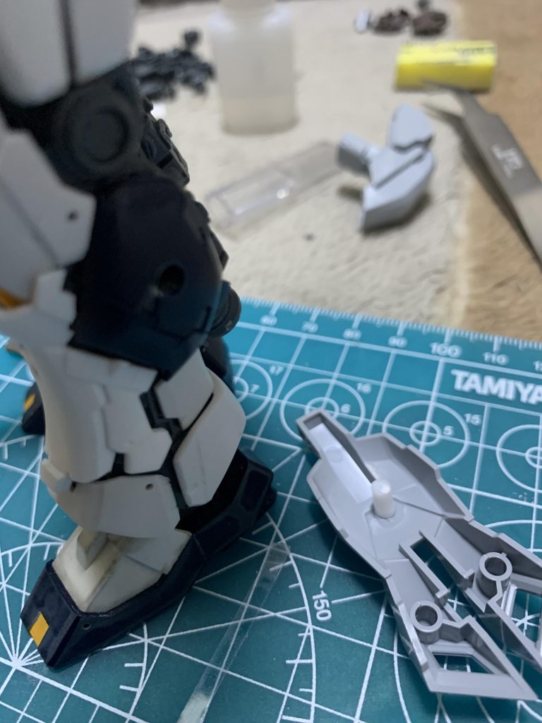 追加のサイドアーマーはシナンジュから拝借、受け側に3mm穴あけて、アーマー側に3mmプラ棒接着。