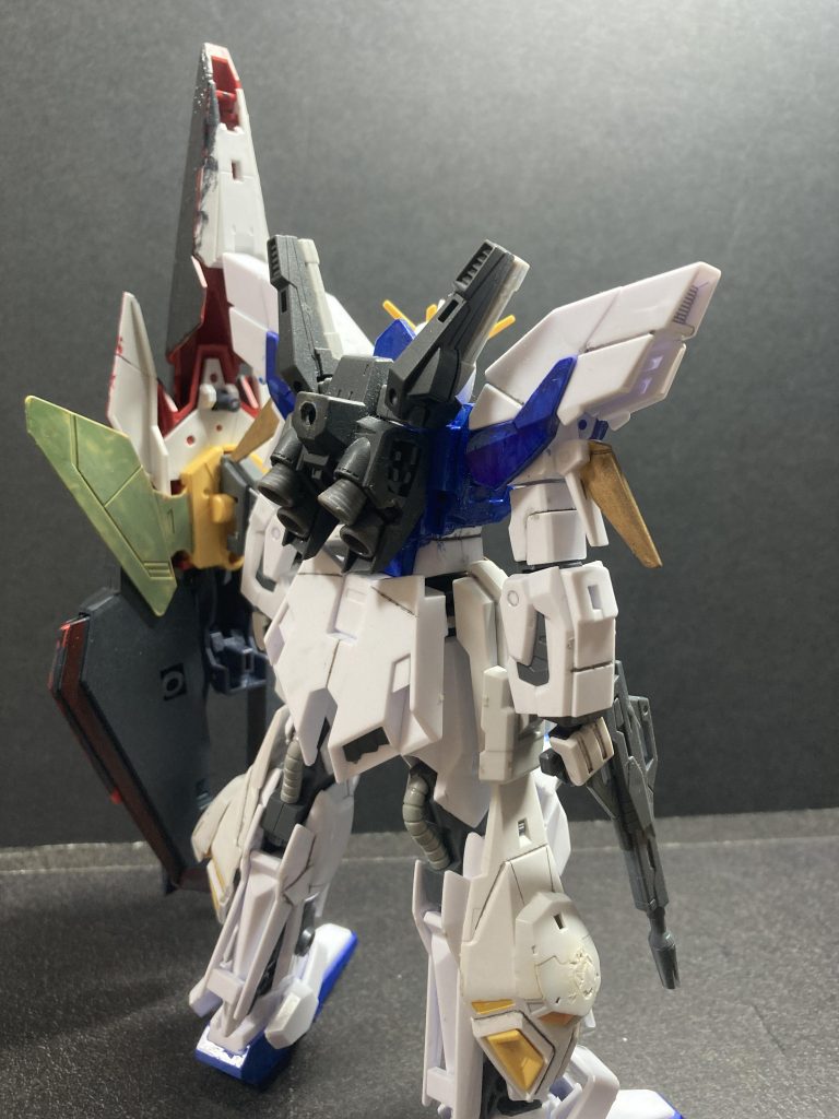 武装はオーソドックスなビームライフルとビームサーベル。シールドはジャスティスガンダムのように乗ることができる。