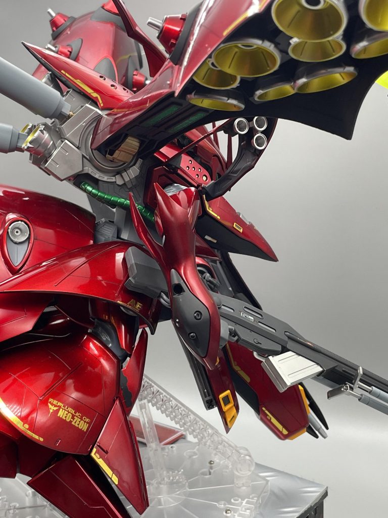 バーニアはクレオスのハイパークロームシルバー？とクリアイエローで👌黒色は艶消しでメリハリつけました😋フロントアーマー白の部分はオレンジに、関節もキットの白は微妙だったのでエヴァカラーとグレーを混ぜてつくりました😋各パイプは水性カラーのメタルグリーンです