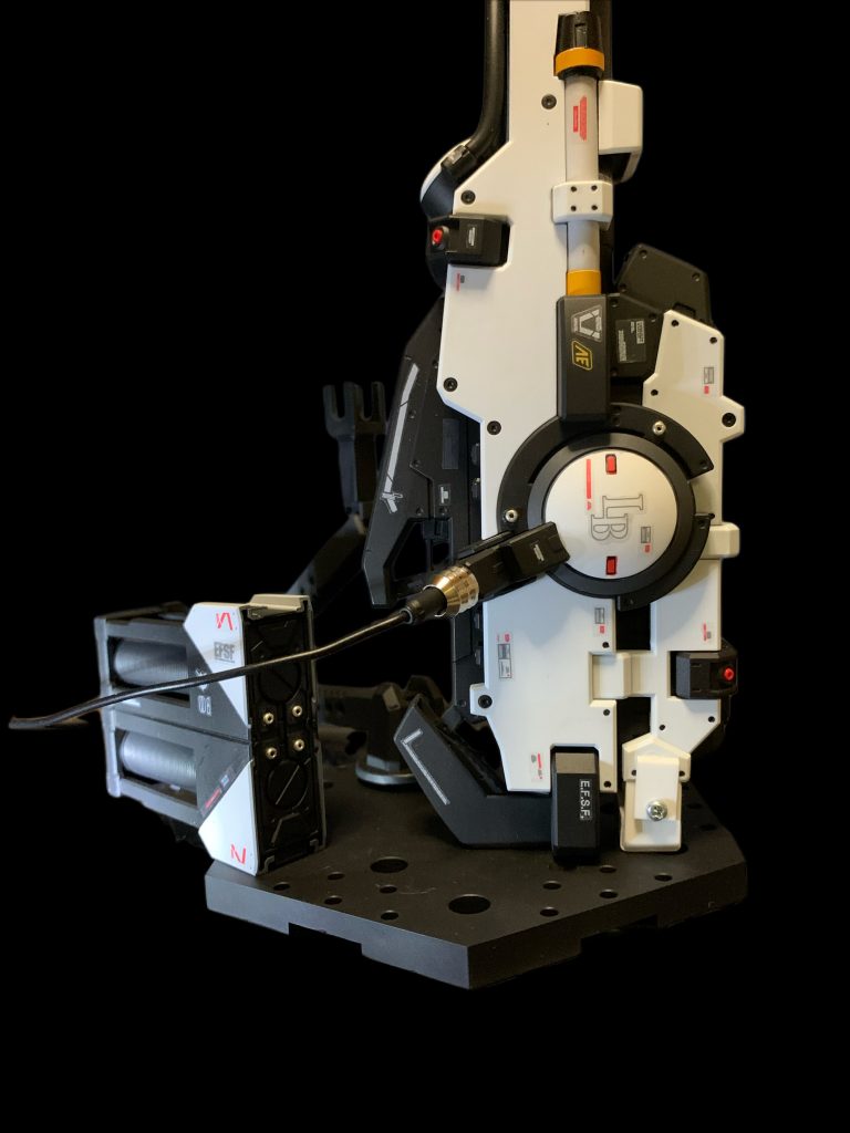 HMBRにもところどころメタルパーツ付与。