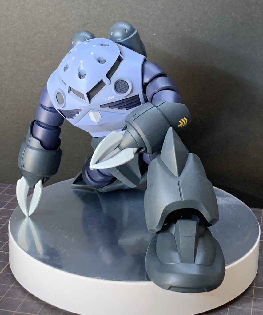 まずはただただ綺麗なズゴックを作りました。ズゴックはそのままの姿が好きなので新規のモールドは入れず、しつこくならない程度に目立つデカールを散らし、全塗装で仕上げました。