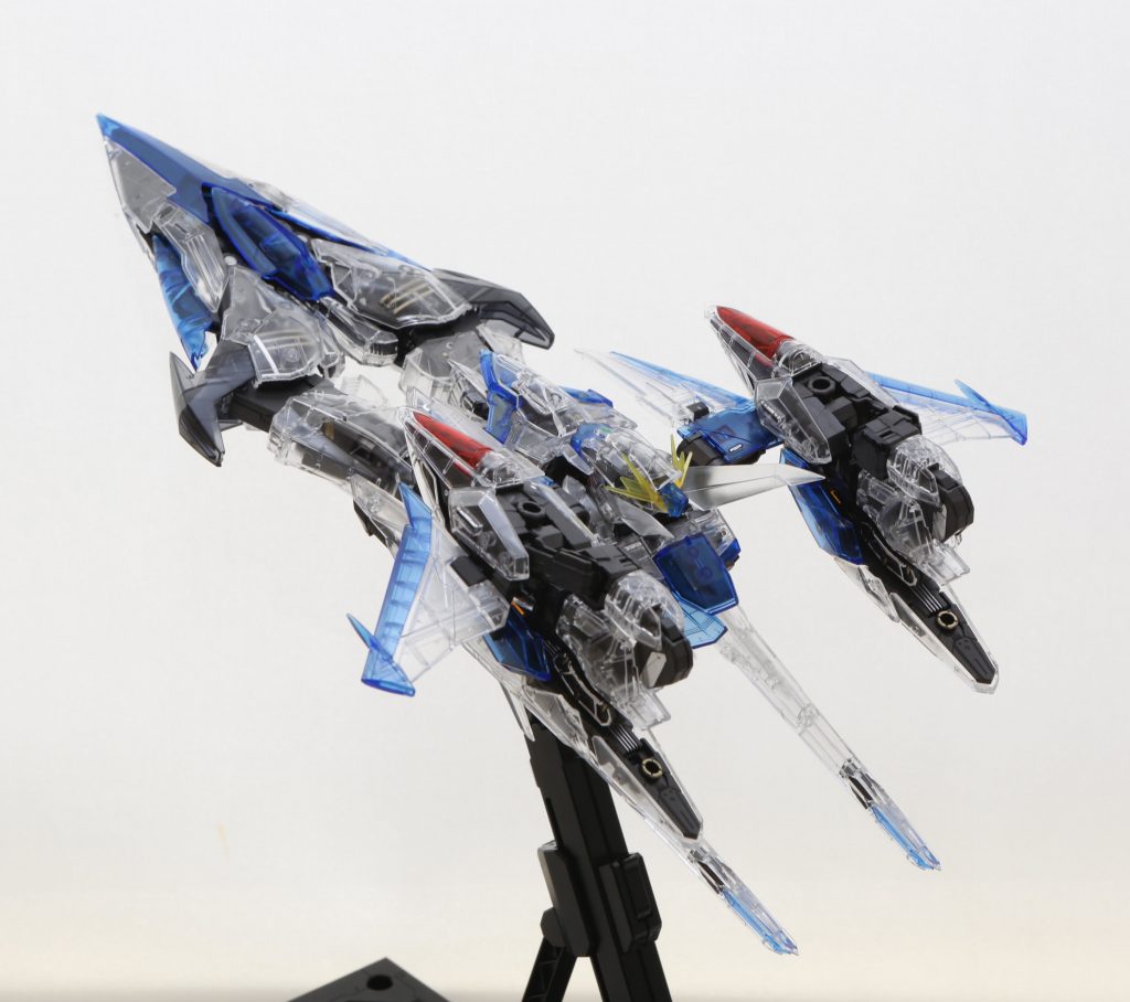 飛行形態。変形、めちゃ複雑。RG Zガンダムを超えるトリッキーさ。公式の解説動画が役に立ちました。