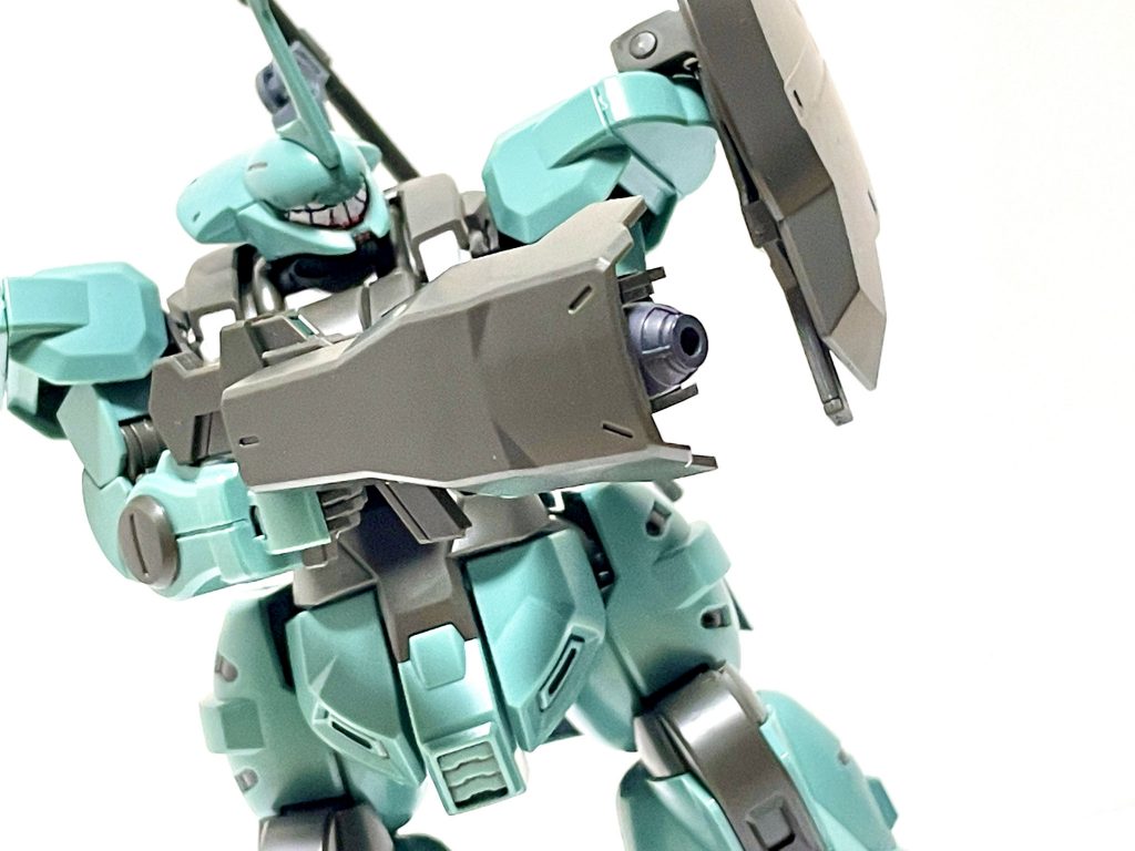 試験兵装「ハイパワーバレル」ショルダーシールドのマウントを利用してビームライフルの威力や弾種を操作する機構を内蔵したアタッチメント。同時に手持ちの盾としての使用も想定しているが、危険性は依然残ったまま。