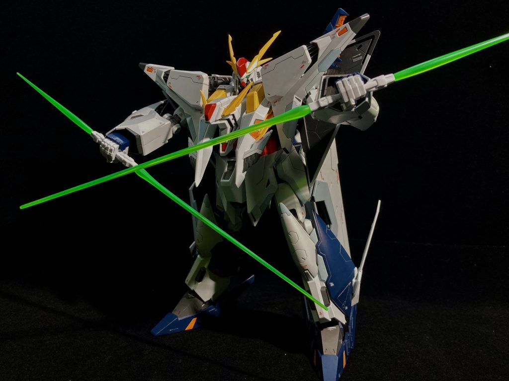 ビームサーベル四刀流。これまたポーズ付けが難しい。何だかスターウォーズのグリーパス将軍を思い出します。しかしνガンダムにしてもそうなんですが、サーベルグリップ底部からもビーム刃出るこのタイプって間違って自分を切ってしまわないのでしょうか？セーフティ機能でビーム引っ込むんかな？