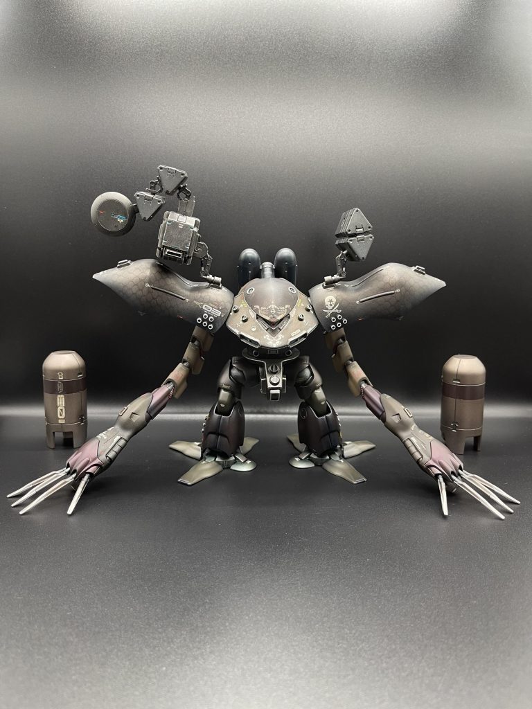 強行偵察型という機体設定の為、原作バージョンの明るいカラーではなくダークなカラーでまとめています。