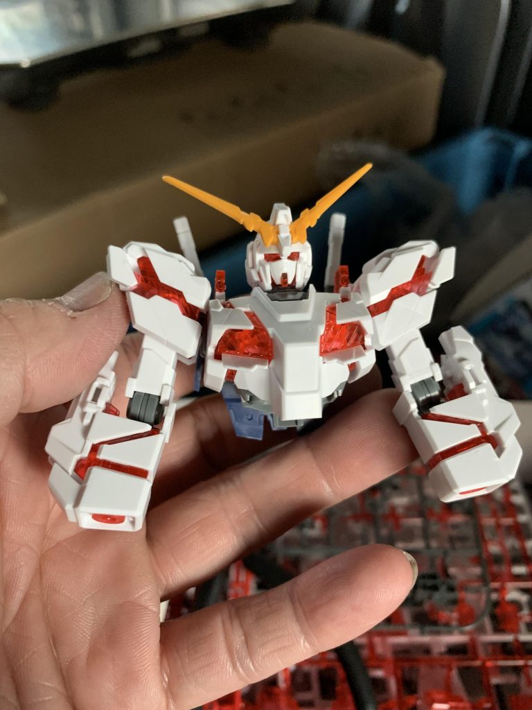 仕事の休憩中に車内でコツコツと素組み。帰って部屋でエッジ出しのヤスリがけという感じでした笑