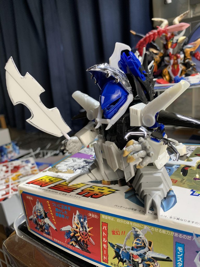 全体のバランスを見てる状態です。背後のネオブラドラの造形バランスを参考に制作してたりします。