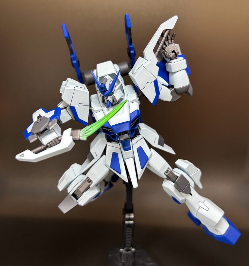 両肩のビームブーメランも手を加え、発信器にはHGCE∞ジャスティスの脛ブレードを移植しています。