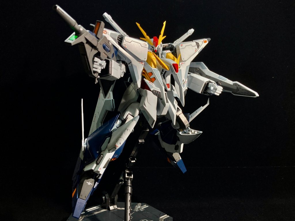 ビームライフルで。色んなパーツが体のあちこちに付いてるので、ポーズ付けが難しいです。水性アクリル塗装なので擦れて塗装剥げるのが怖くてビビってます。