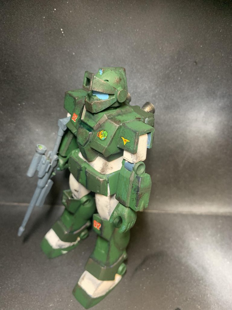 いじった箇所は胴体を分割しプラ板で延長して太ももに角度をつけ足を開けるようにして合わせ目消しと後ハメ加工をしました。