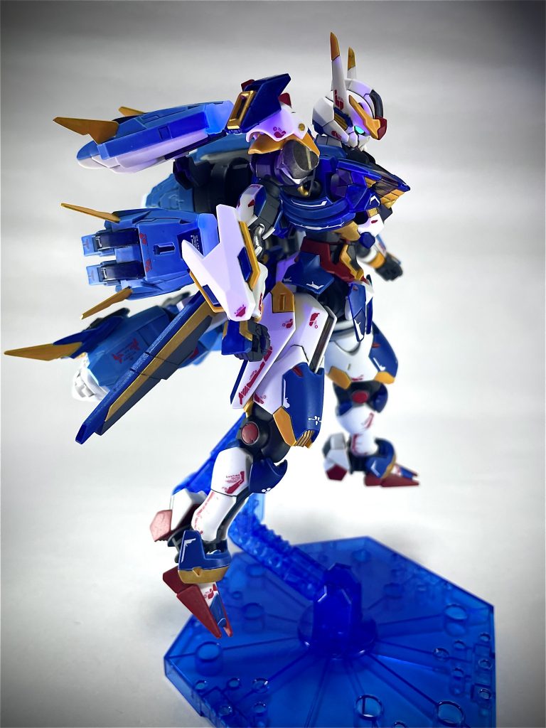 ガンダムらしいトリコロールカラーを活かしつつ、青と黄色(オレンジイエロー)の割合を増やし、ゴールドでゴージャス感をだそうと頑張ってみました。V2アサルトバスターみたいな感じにできないかなというイメージでスタートして、塗装しながらいろいろかわってこんな感じになりました。トリコロールを意識していますが、わかりづらいですが青は複数使っており、オレンジイエローとゴールドも細かく色分けしています。