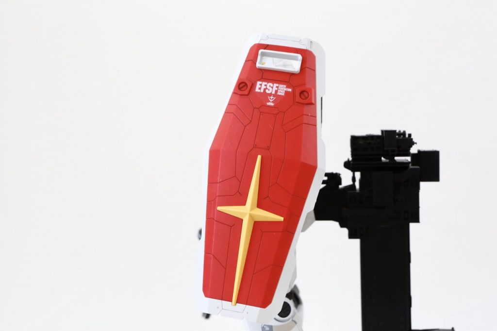 シールドのモールドは細かく入っていて、スミが綺麗に流れて楽しいです。