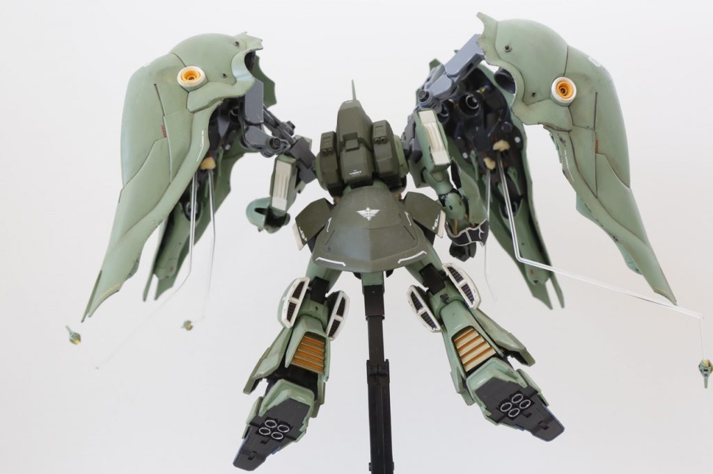 ふくらはぎのスラスターは4artistマーカーの金で。