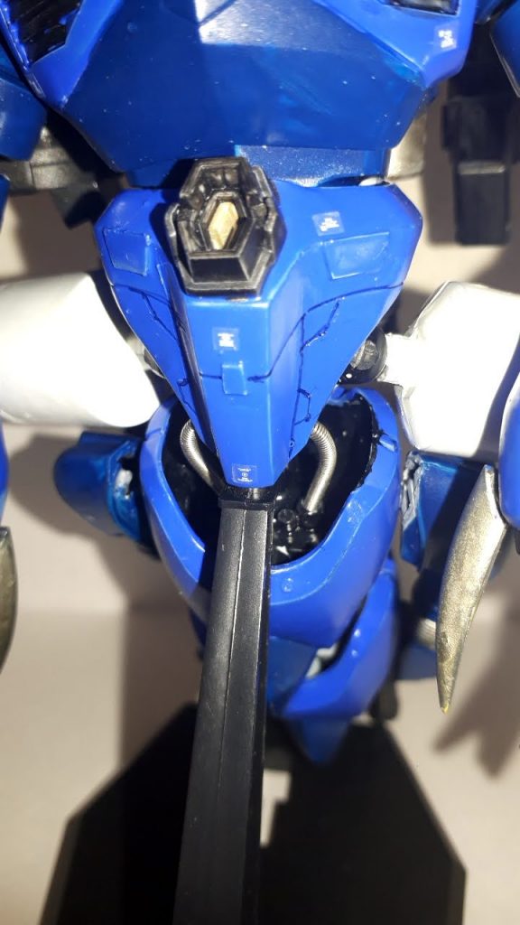 腰にハイメガキャノンを装備、ハイメガキャノンのエネルギーは足があったところに追加したタンクから供給するという設定です膝から下のパーツは強引に連結させ(ポリキャップを3㎜からボールの受け?のものに変更)、腰に接続して(腰側にポリキャップ)スプリングを追加