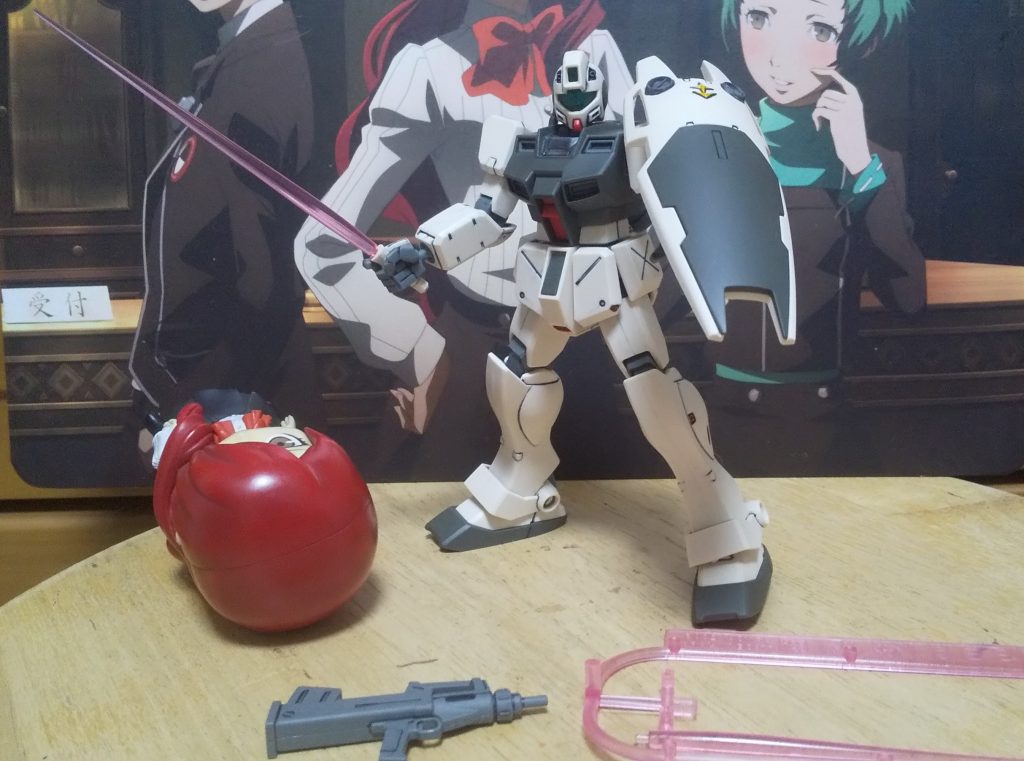 :ビームサーベルだ。HG汎用サーベルエフィクトパーツで代用してる。付属のはビームサーベルと握り手の一体化の一色で、部分塗りは難しそうなのでスルーした。(笑)