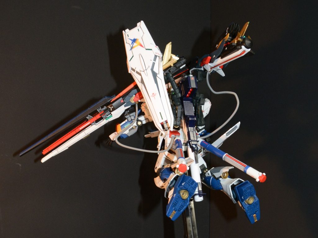 2砲装備するにあたりバックパックをどうするか悩んだのですが、RGνガンダムのバックパック上部が余っていたのを思い出し片方を切ってつけてみたのですが、どうせなら両方と会社の後輩から部品を徴収して取り付け。塗装も終わりいざ取り付けとなったときにパーツがポロリと外れるなど心も折れる惨事が多発しながらやっと完成しました。動力パイプが意外と硬くて色々悪さをしてくれます。各部にRGνガンダムやHIν、RX78、ユニコーン等のデカールを貼り付け、塗装の汚さをごまかしています。