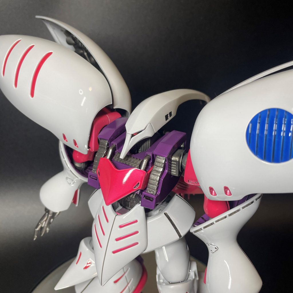 肩の付け根は引き出し構造に変更して可動域を大幅に広げています。肩を後ろに倒すだけではなく、上方への持ち上げ、引き出した後の前方への抱え込みポーズをとることができます。（制作ストーリを参照）