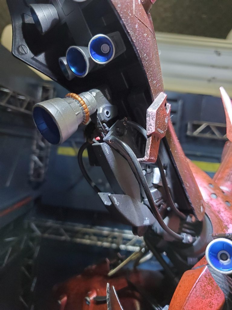 バインダー内フレームをSガンダムの膝下を移植加工、可動するようにしてみた。