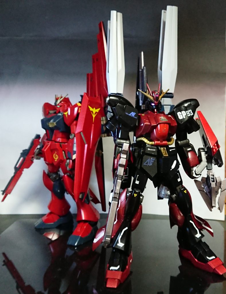 νジオンガンダムの赤いパーツと通常のνガンダムとのミキシングで作成した「シャア専用νガンダム」とのツーショット。