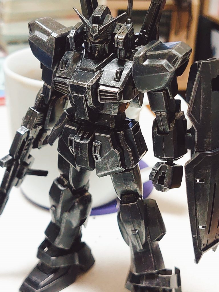 全身にシルバーのドライブラシを行った状態です。一部パーツはまだ取り付けておりません。