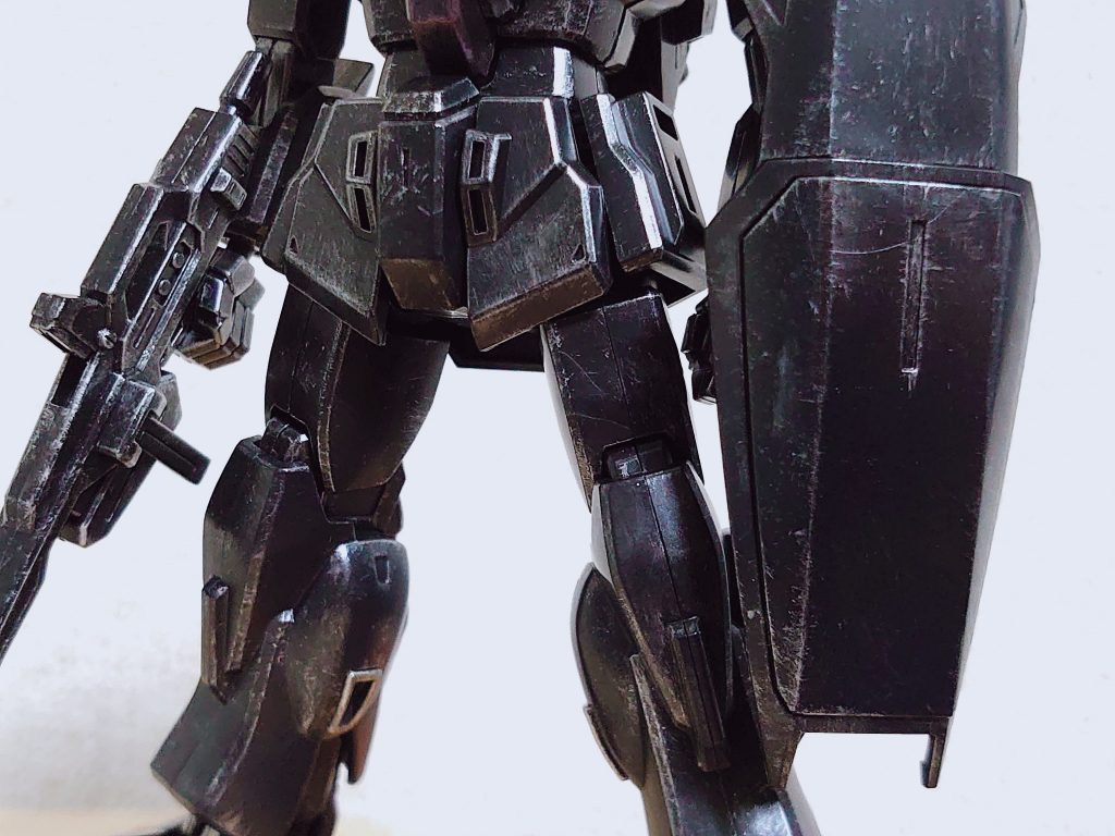 股関節、足部分です。合わせ目消しは行っておらず、元が古いキットなので合わせ目が目立ちます。