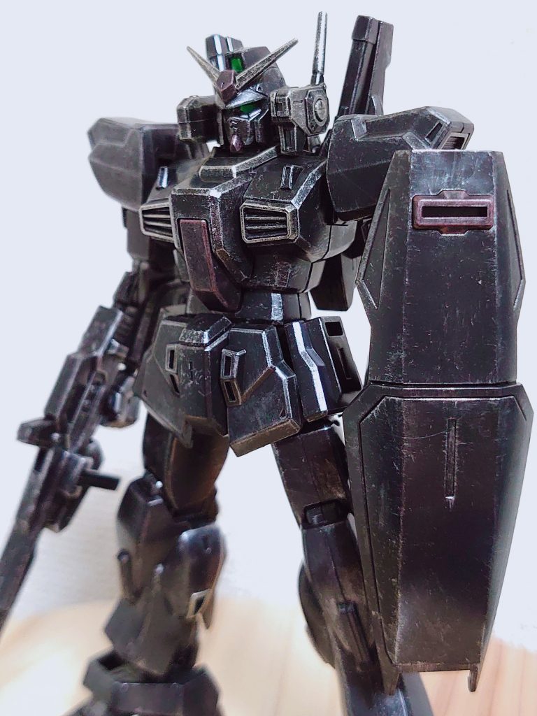 上半身です。胴体のダクトや襟もチタンゴールドで重ねてドライブラシ。腹の部分やシールドの部分はクリアーレッドで重ねてドライブラシ。