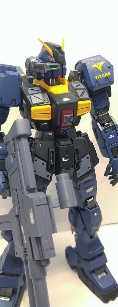 スナイパーライフル仕様時には精密射撃用ゴーグルを装備する設定です。