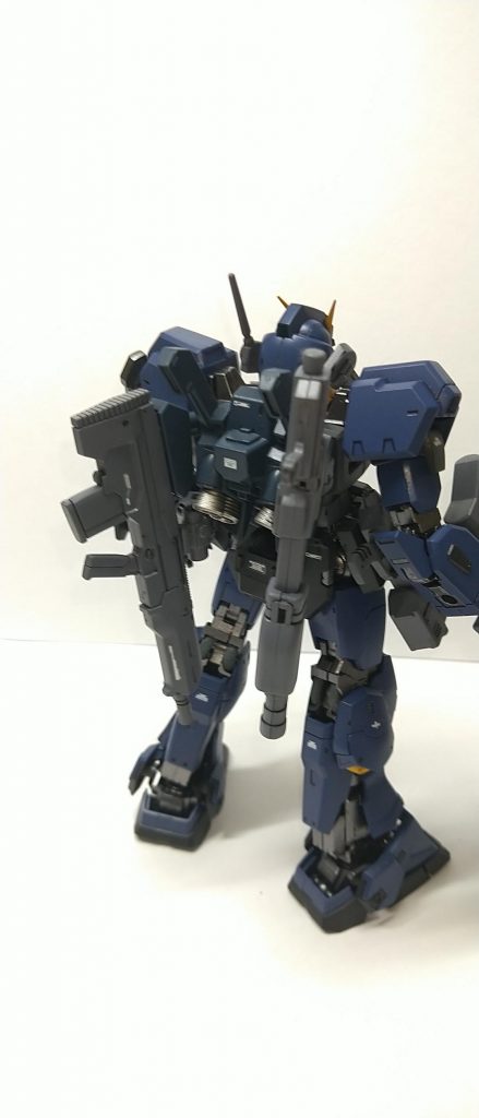 見えにくいですがショットガンとアサルトライフルはバックパックに取り付けられるようになってます。